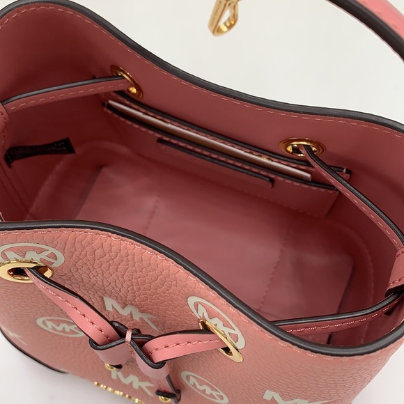 MICHAEL KORS
Mercer Small Logo Embossed Leather
Bucket Bag PRIMROSE COLOR - Picture 15 of 16